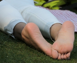 �������ŵľ�ͷ����Ů������Ь�ڲݵ�����������ƻ��治�� �ڶ��� 60P
