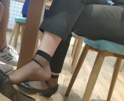��һ��ż������Ь�ĺ�ɫ��˿��Ů[04:33]